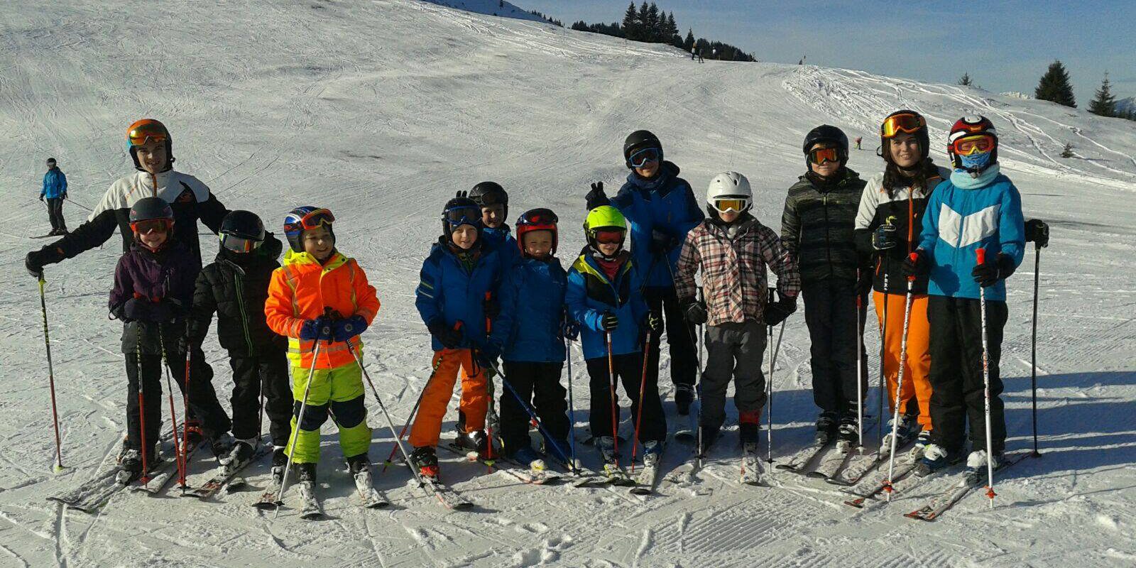 Skilehrer mit Skischülern