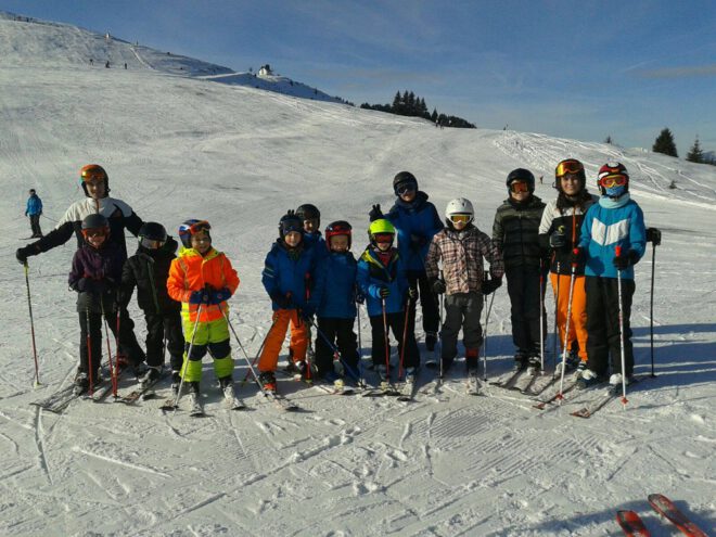 skilehrer und skischüler Skilehrer mit Skischülern
