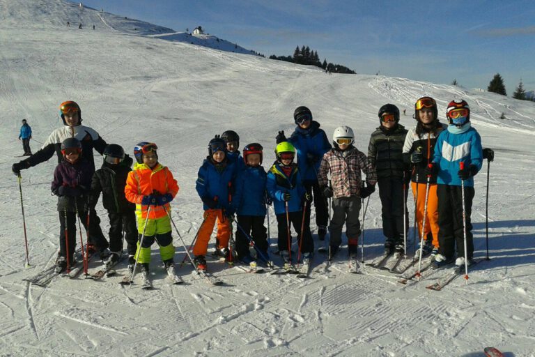 Skilehrer mit Skischülern