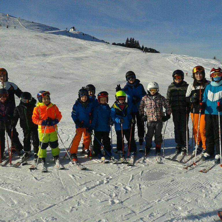 skilehrer und skischüler Skilehrer mit Skischülern